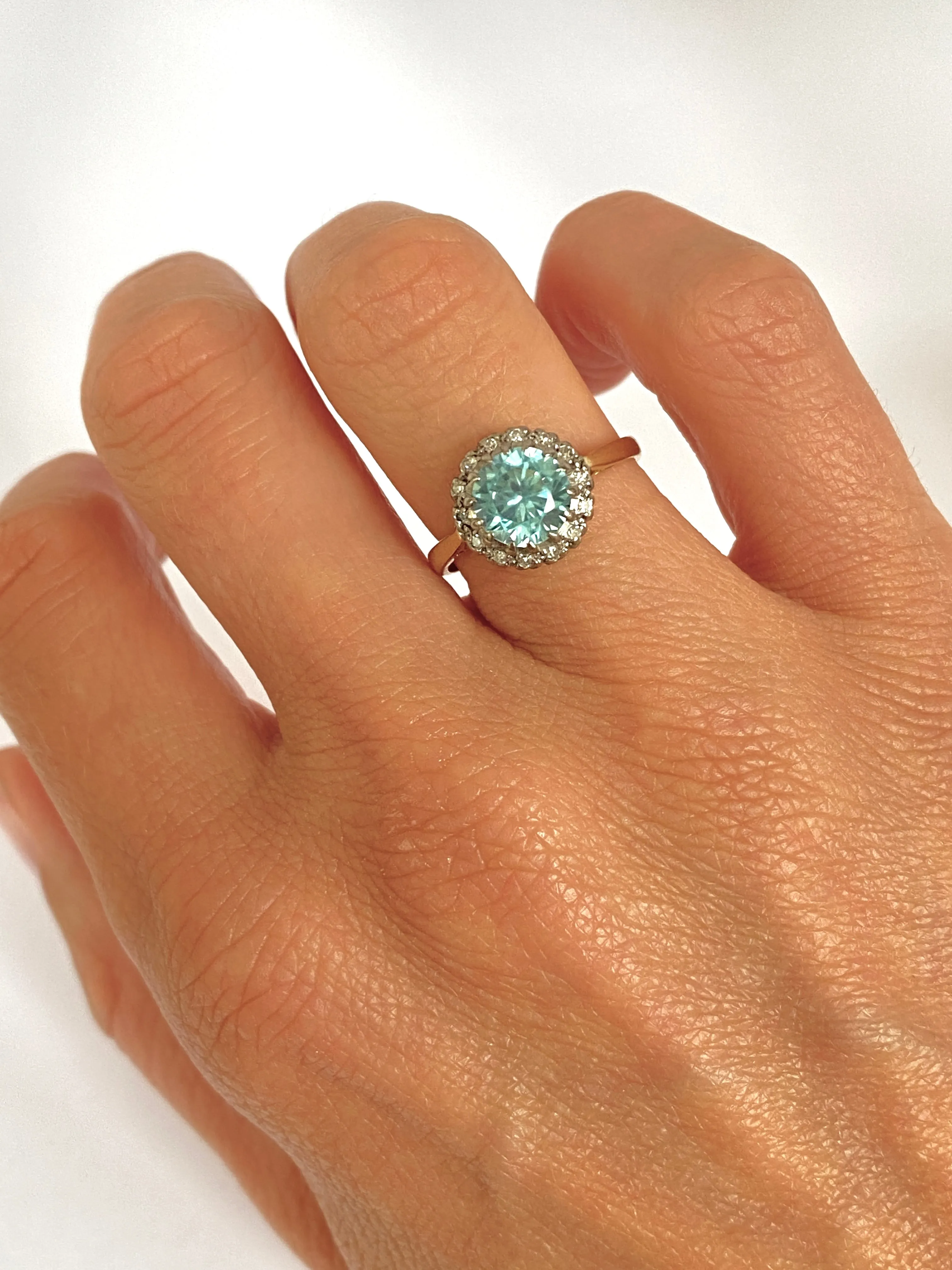 18ct Gold, Vintage Blue Zircon and Diamond Cluster Ring, Hallmarked 18ct Gold