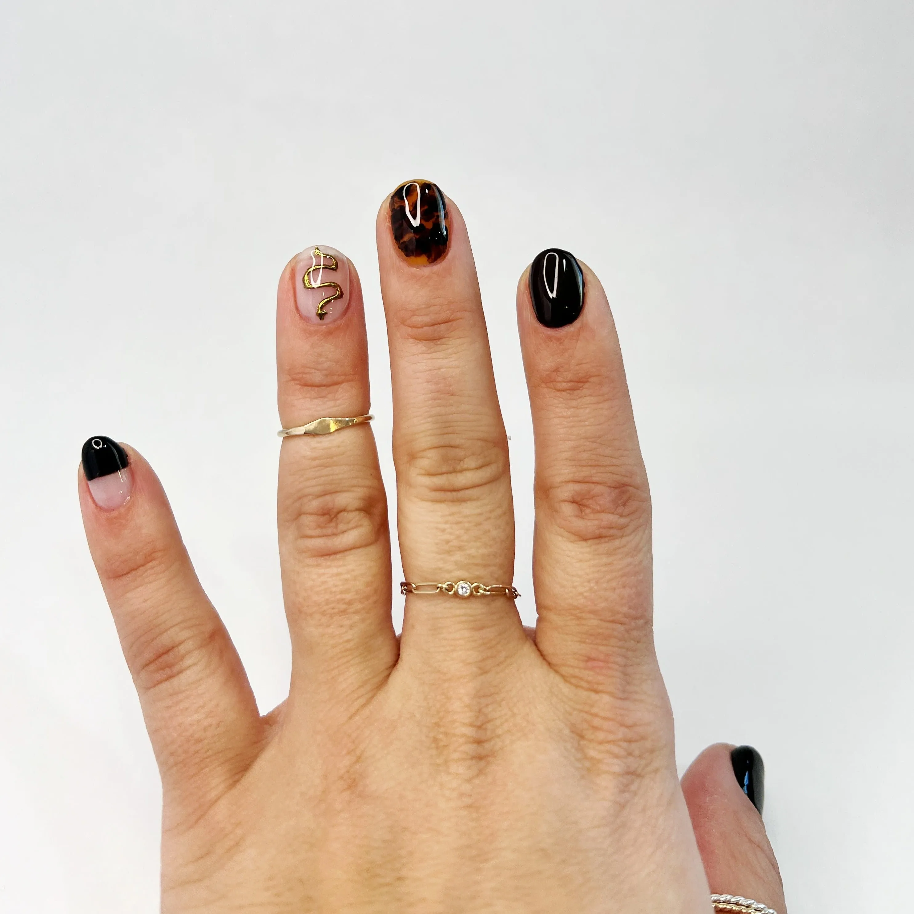 Dainty Signet Ring in 14 Karat Yellow gold