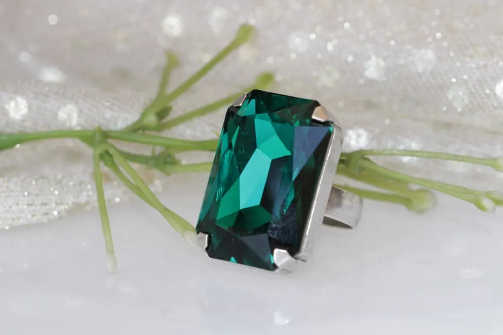 EMERALD SIGNET RING