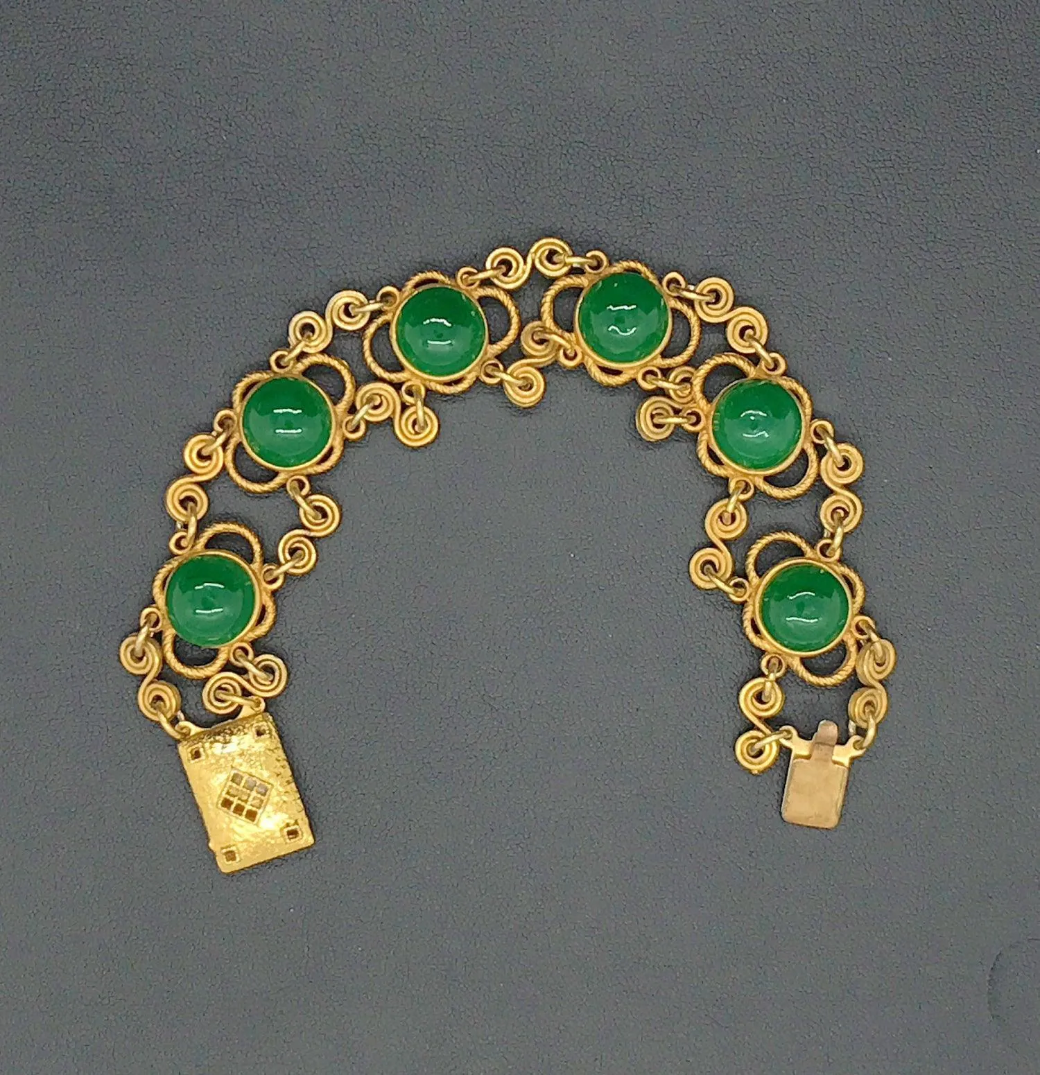 Exceptional Craftsmanship : Vintage Bracelet in Green and Gold