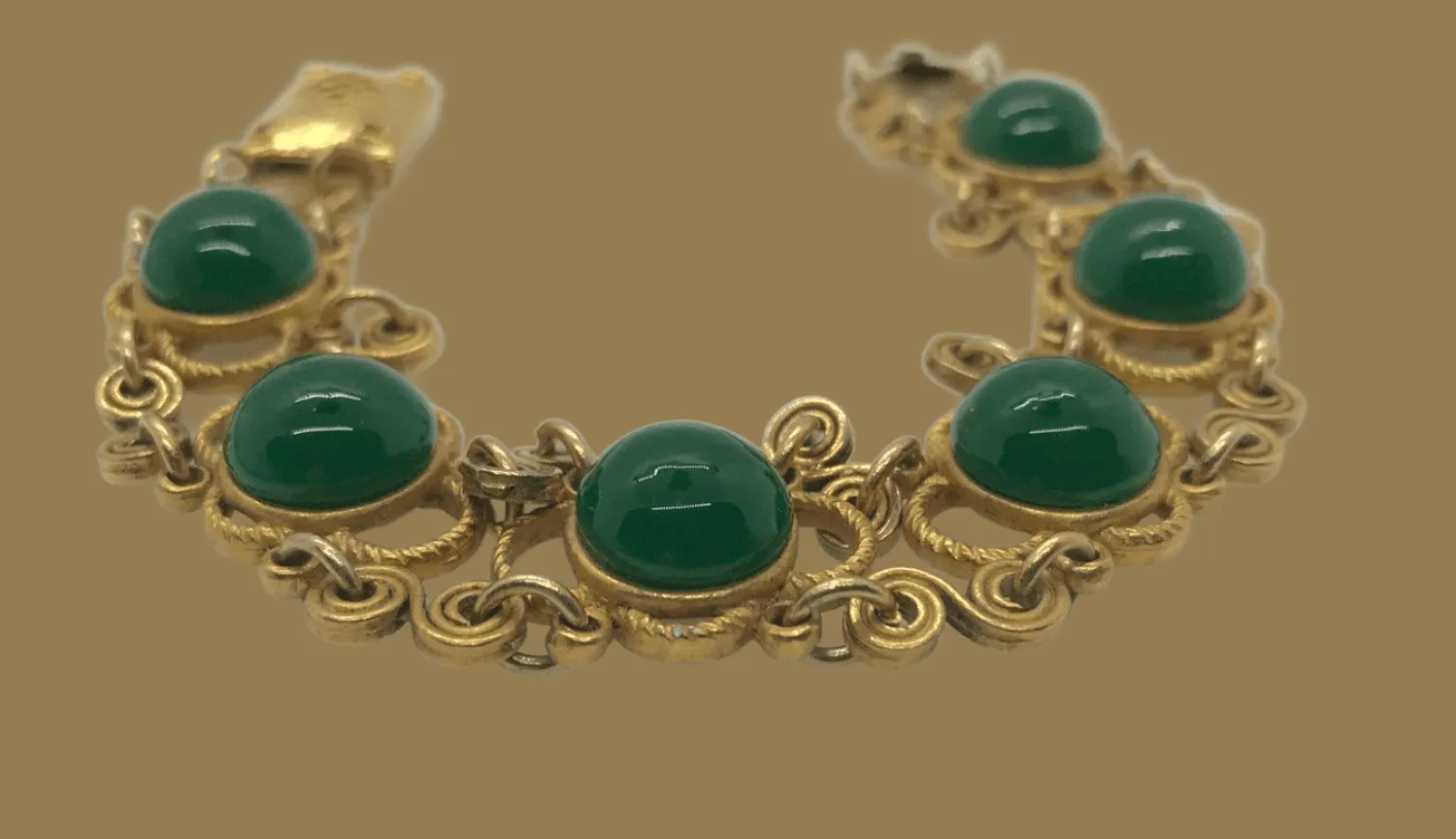 Exceptional Craftsmanship : Vintage Bracelet in Green and Gold