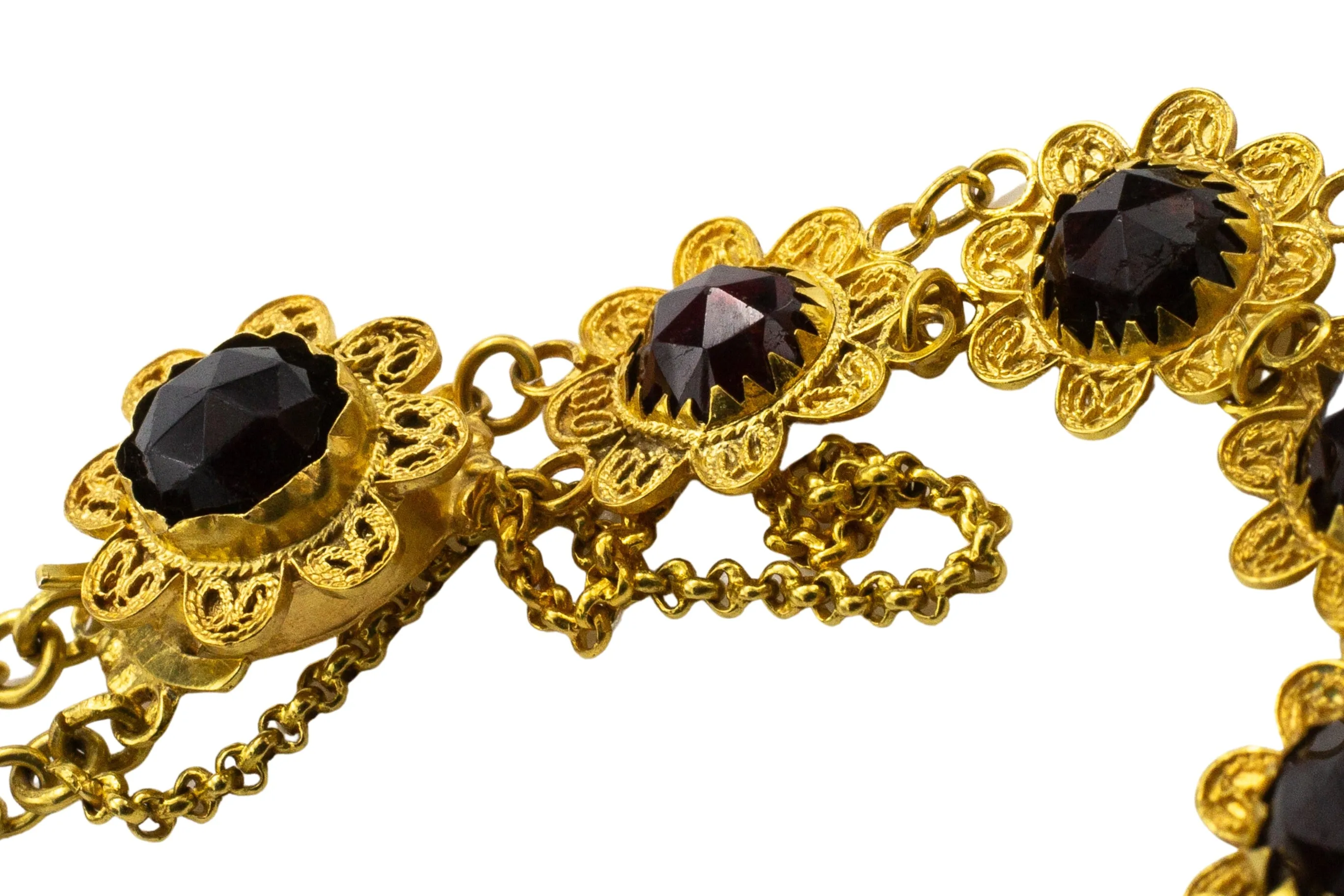 Garnet bracelet in 14 carat gold
