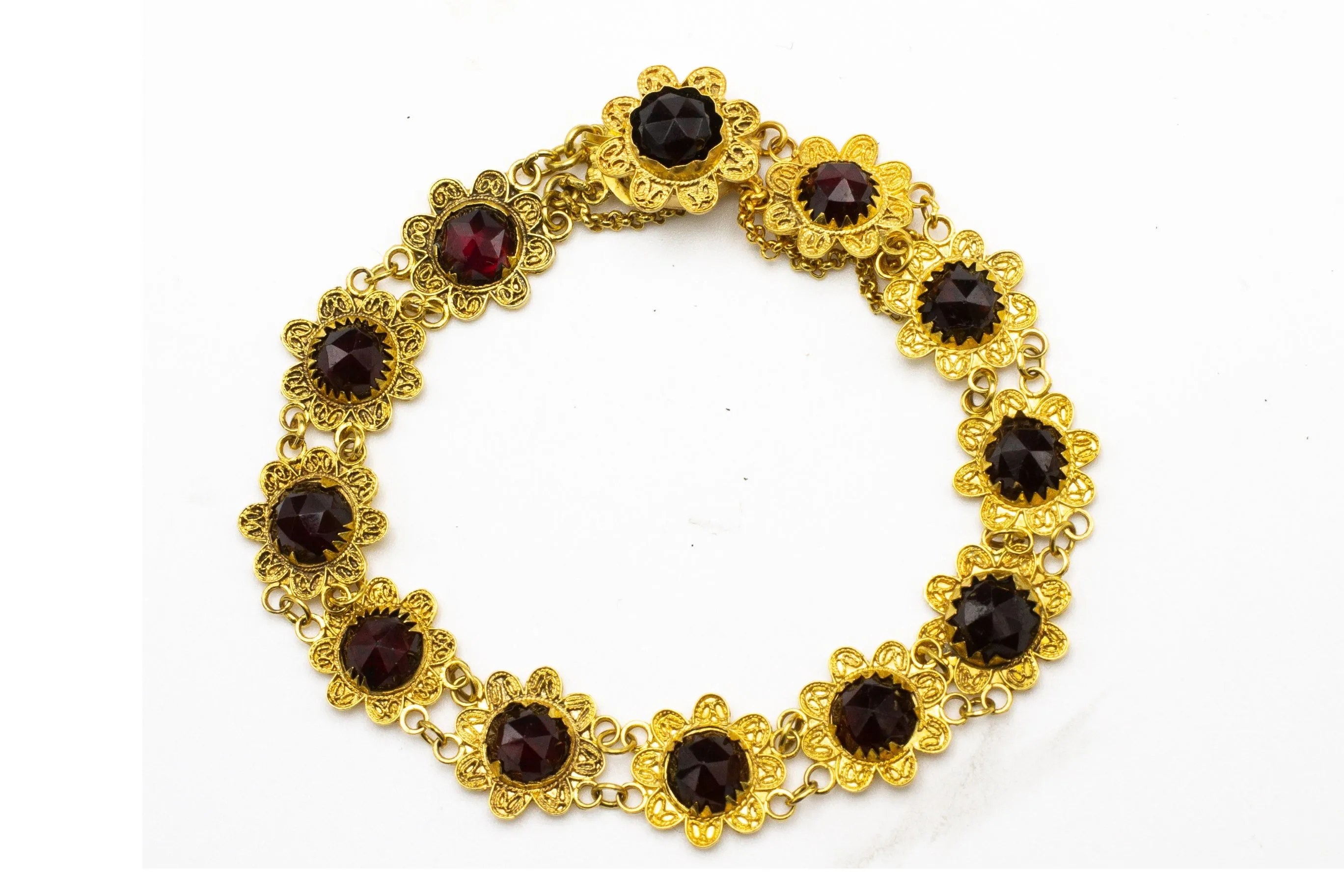 Garnet bracelet in 14 carat gold