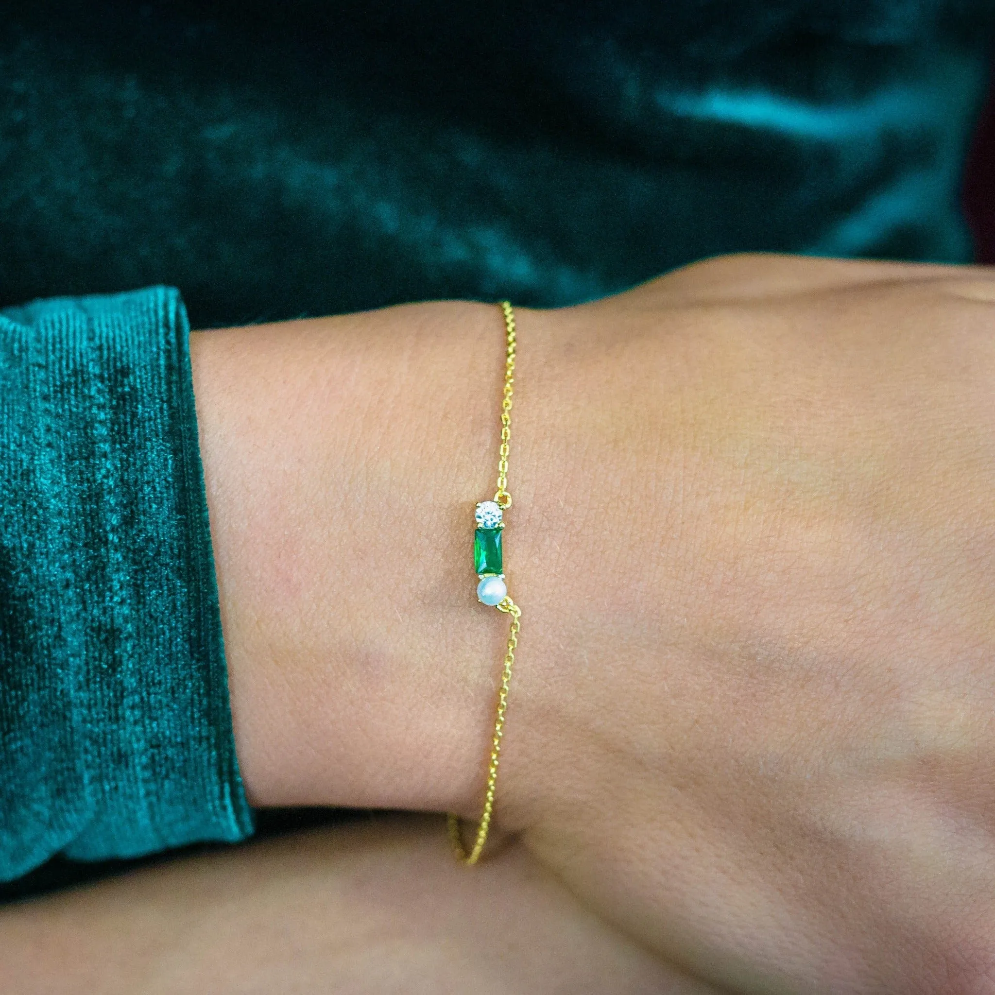 Georgini Gifts Emerald Isle Freshwater Pearl Bracelet In Emerald And Gold