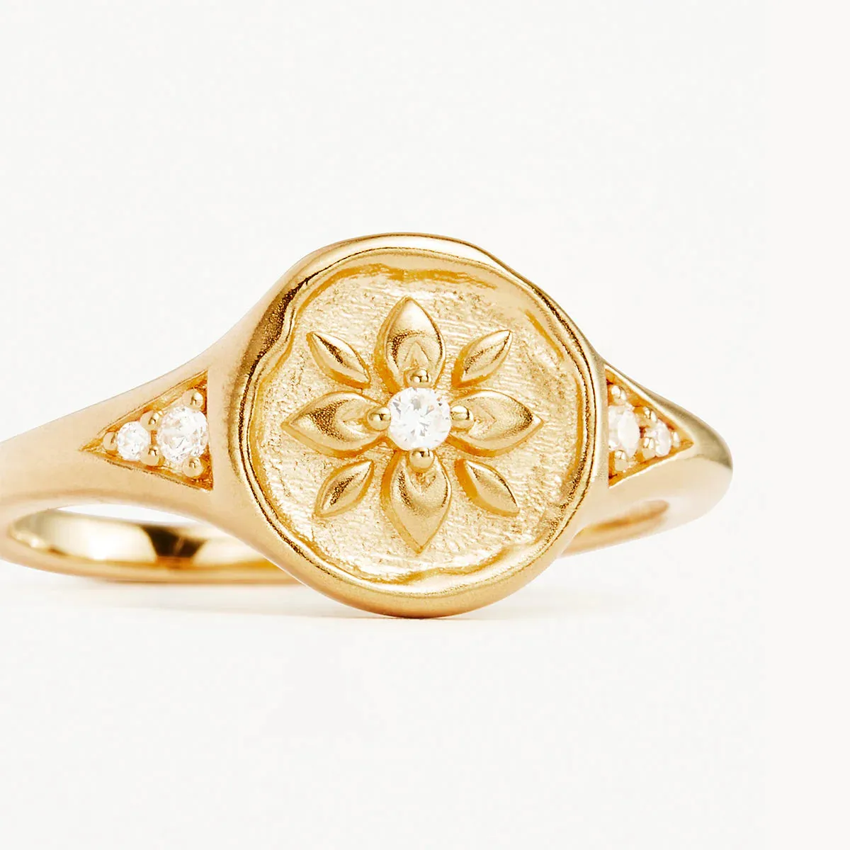 LIVE IN LOVE LOTUS SIGNET RING | Gold