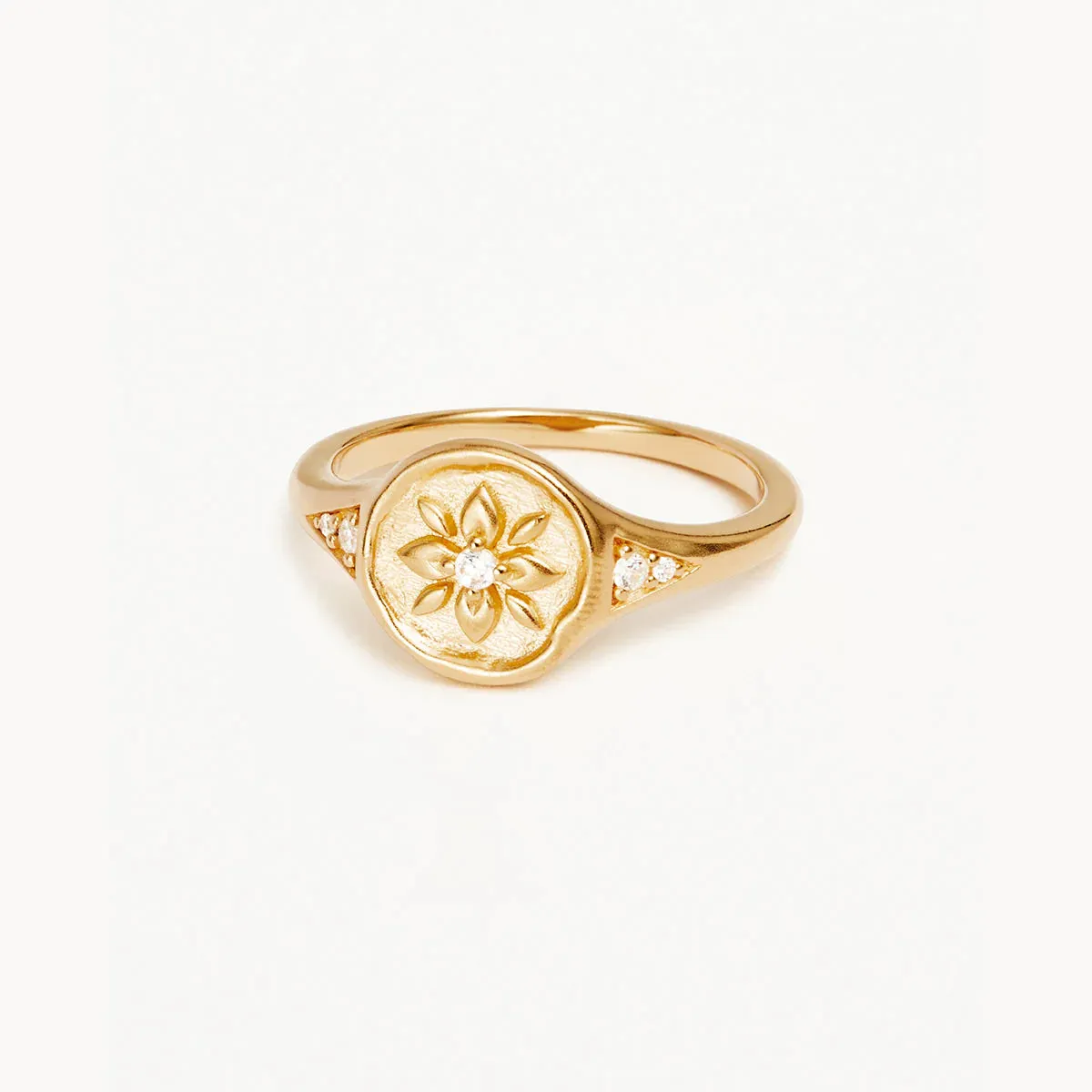LIVE IN LOVE LOTUS SIGNET RING | Gold