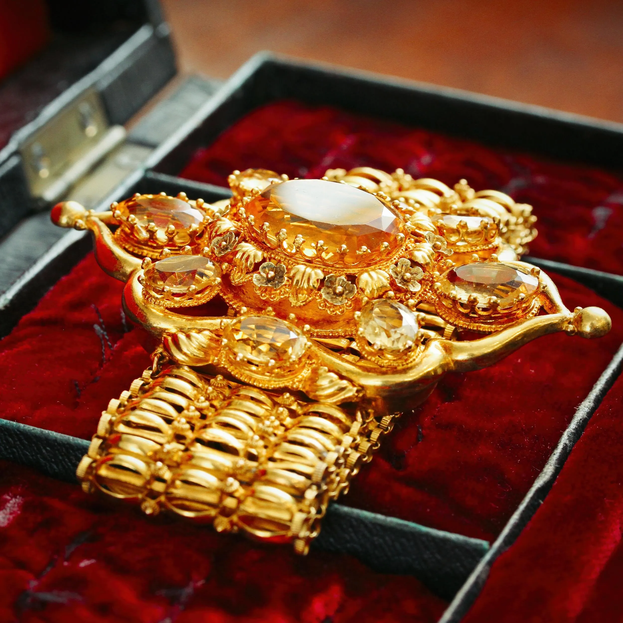 Magnificent and Rare Antique Continental 18ct Gold Citrine Bracelet