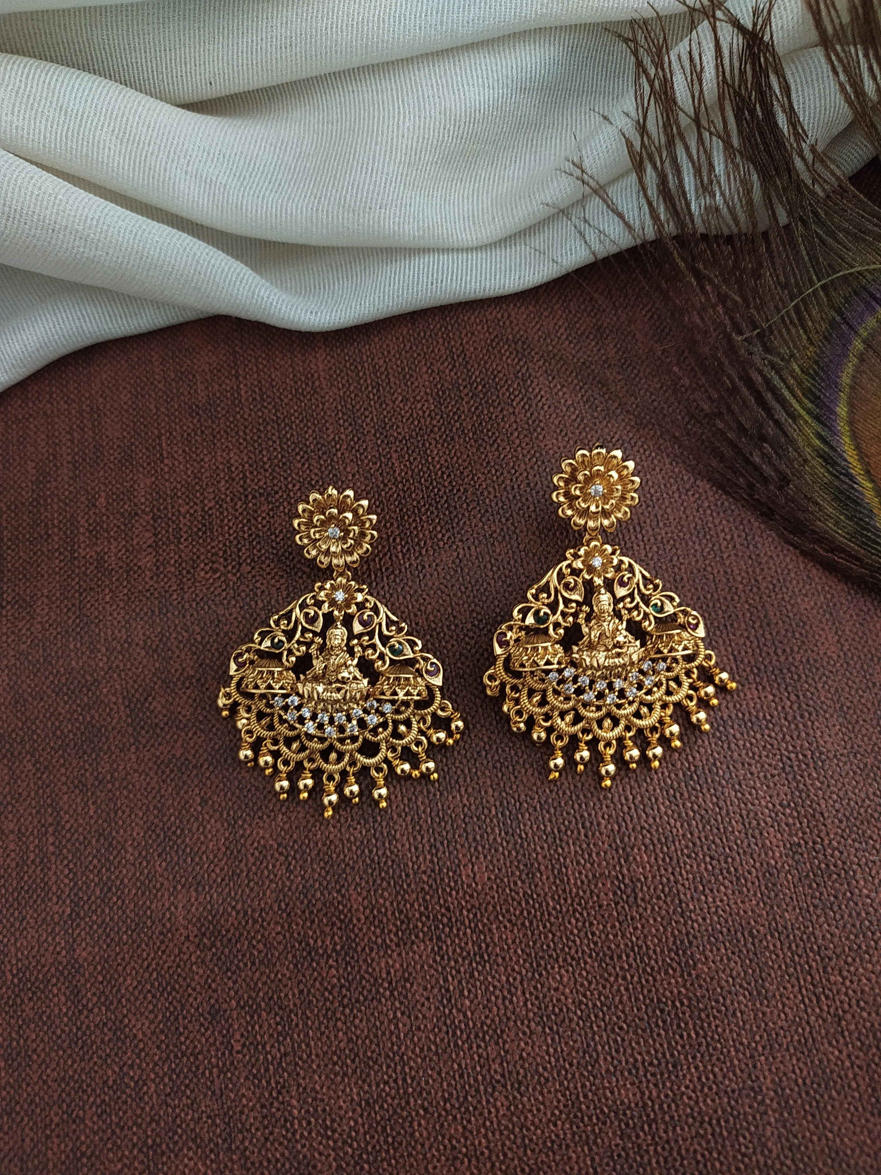 Simple Lakshmi Antique Necklace Set with Earrings