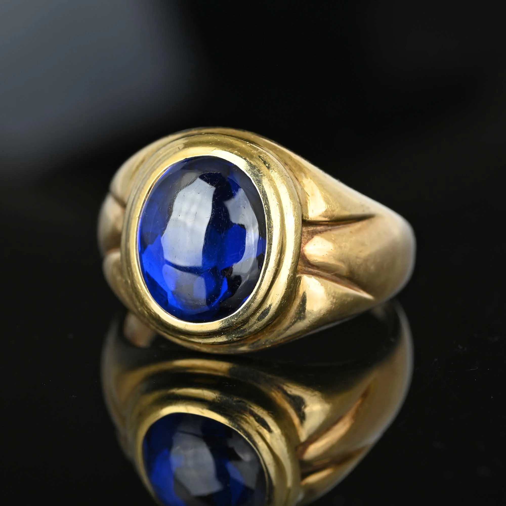 Vintage Gold Signet Blue Spinel Cabochon Ring